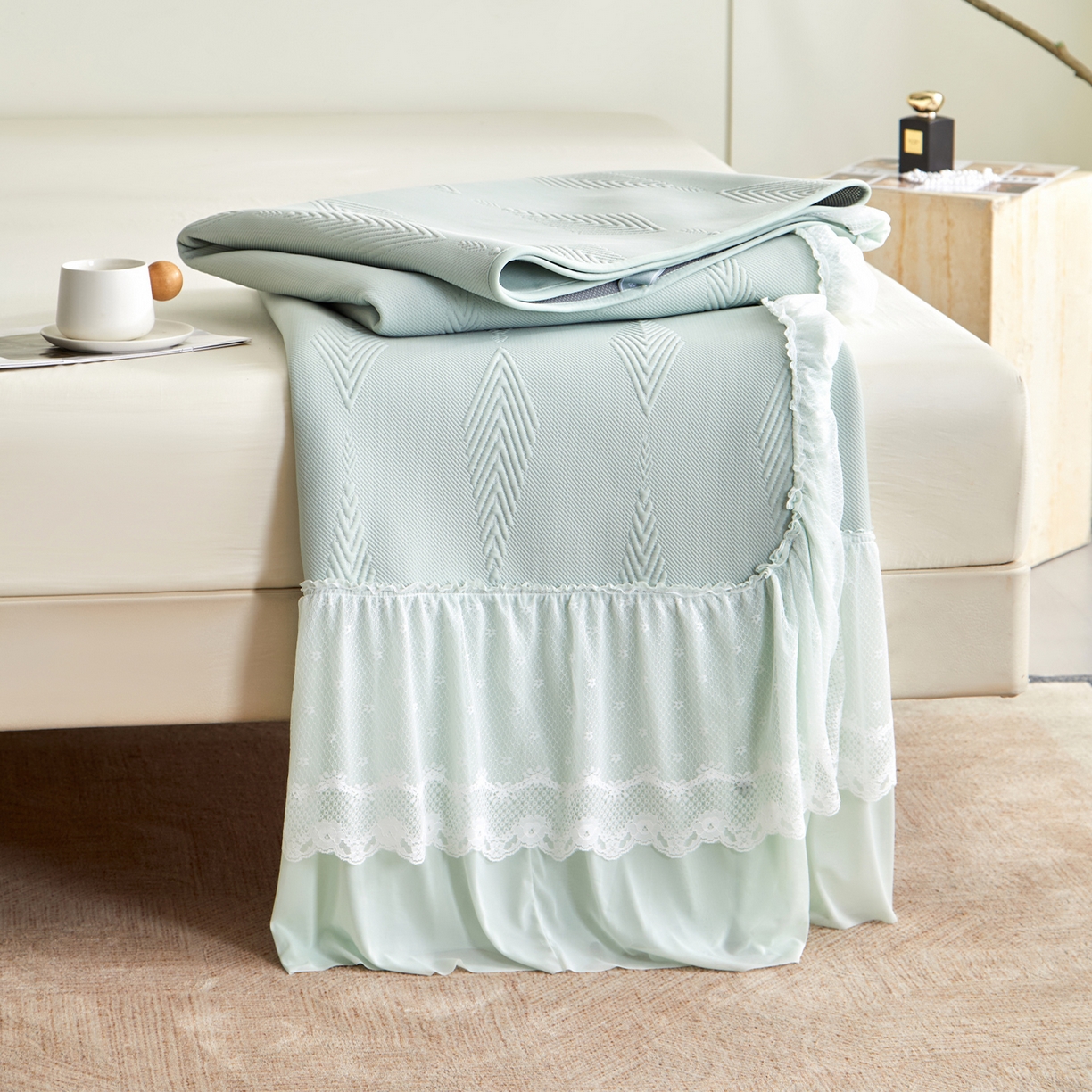 91家纺网 家纺一手货源 找家纺 瑞禾家纺 2026新款A类凉感豆豆床裙款凉席三件套-系列六 青纱叶羽