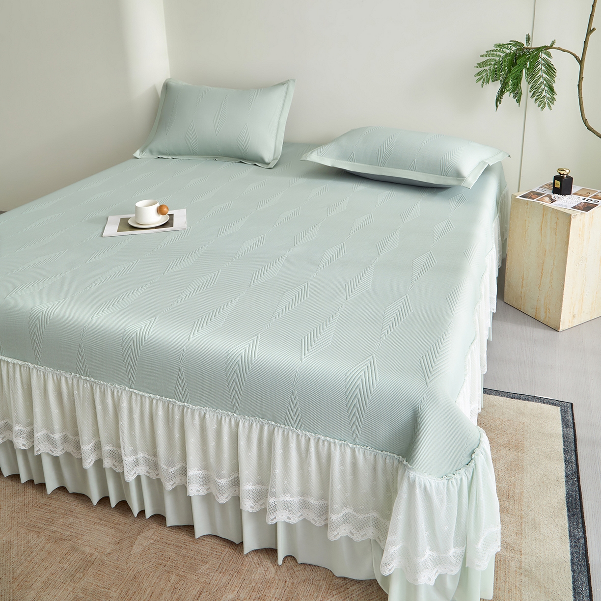 91家纺网 家纺一手货源 找家纺 瑞禾家纺 2026新款A类凉感豆豆床裙款凉席三件套-系列六 青纱叶羽