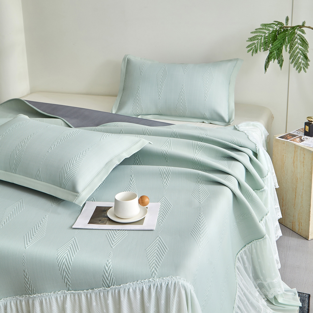 91家纺网 家纺一手货源 找家纺 瑞禾家纺 2026新款A类凉感豆豆床裙款凉席三件套-系列六 青纱叶羽