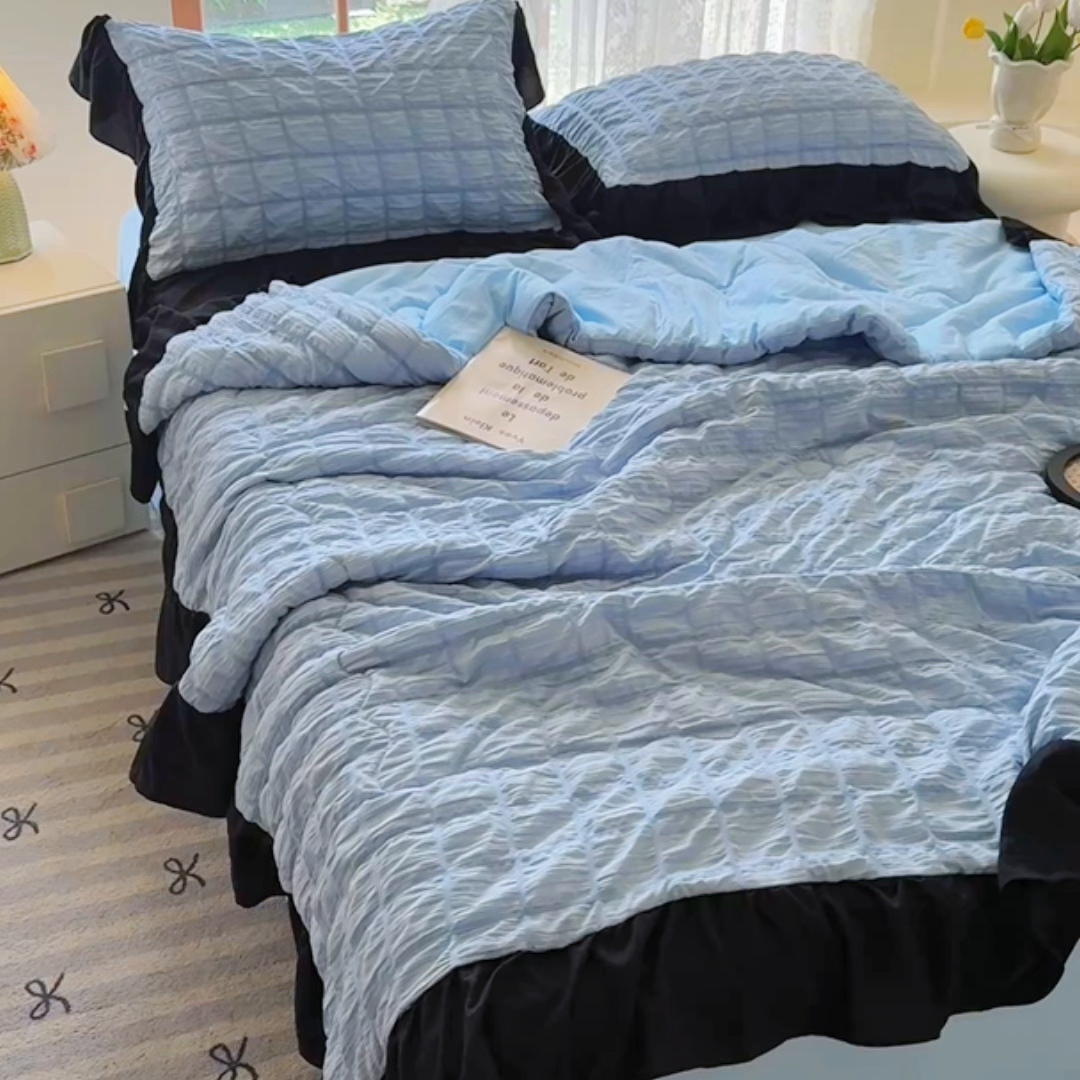 91家纺网 家纺一手货源 找家纺 优卡迪家纺馆 2026春夏新款泡泡纱黑花边夏被夏被空调被四件套【下载文件夹包含买家秀】 蓝莓仙草