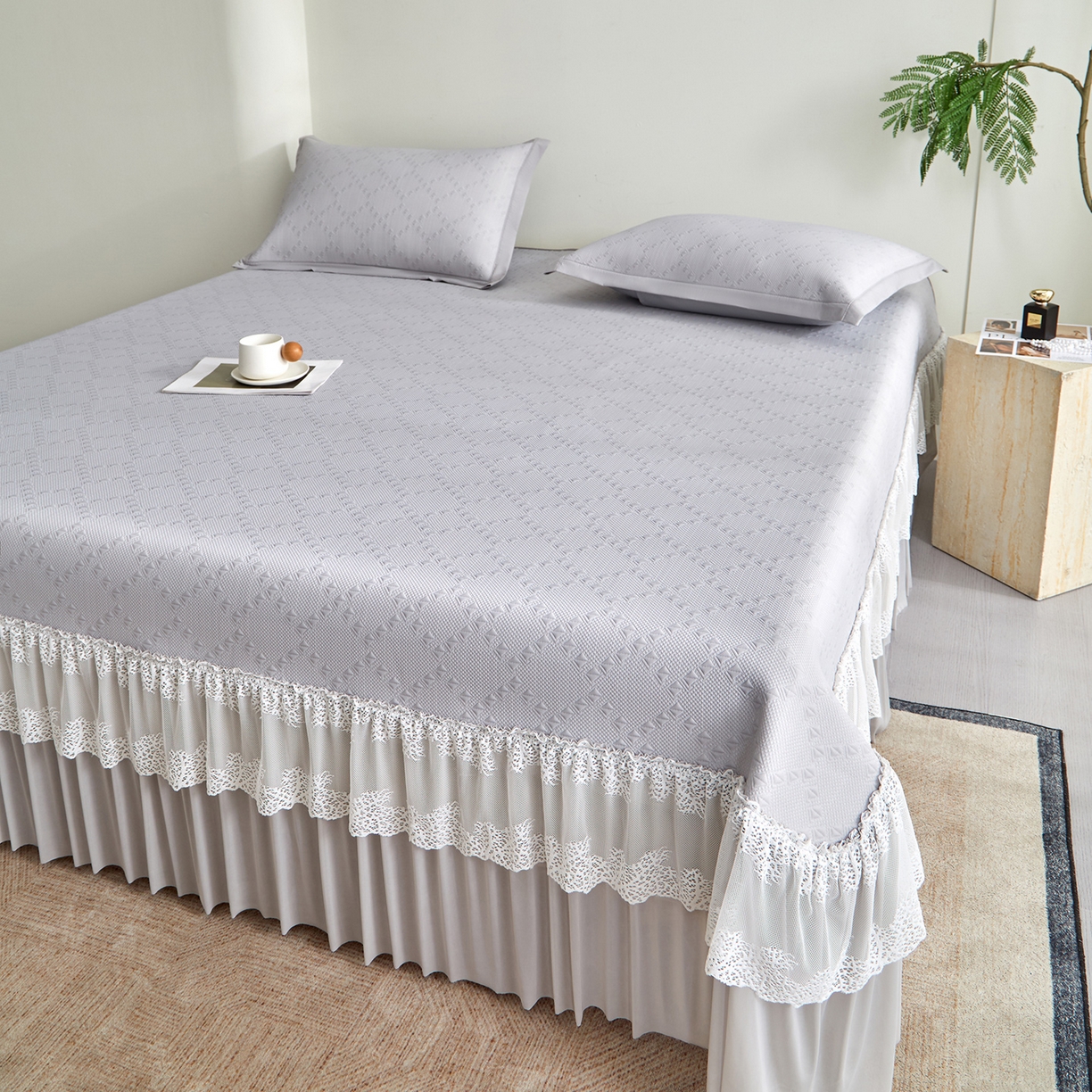 91家纺网 家纺一手货源 找家纺 瑞禾家纺 2026新款A类凉感豆豆床裙款凉席三件套-系列六 烟灰菱格