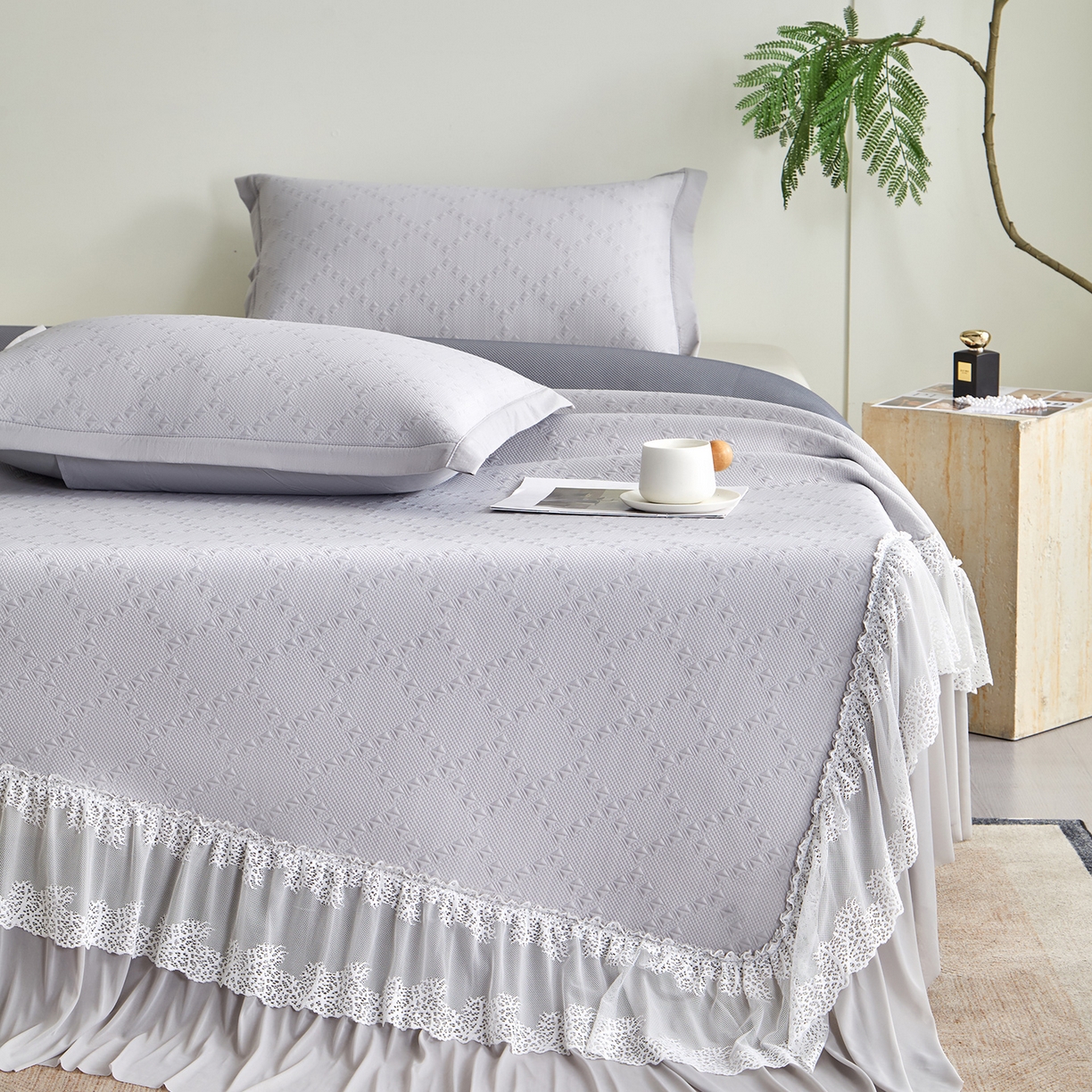 91家纺网 家纺一手货源 找家纺 瑞禾家纺 2026新款A类凉感豆豆床裙款凉席三件套-系列六 烟灰菱格