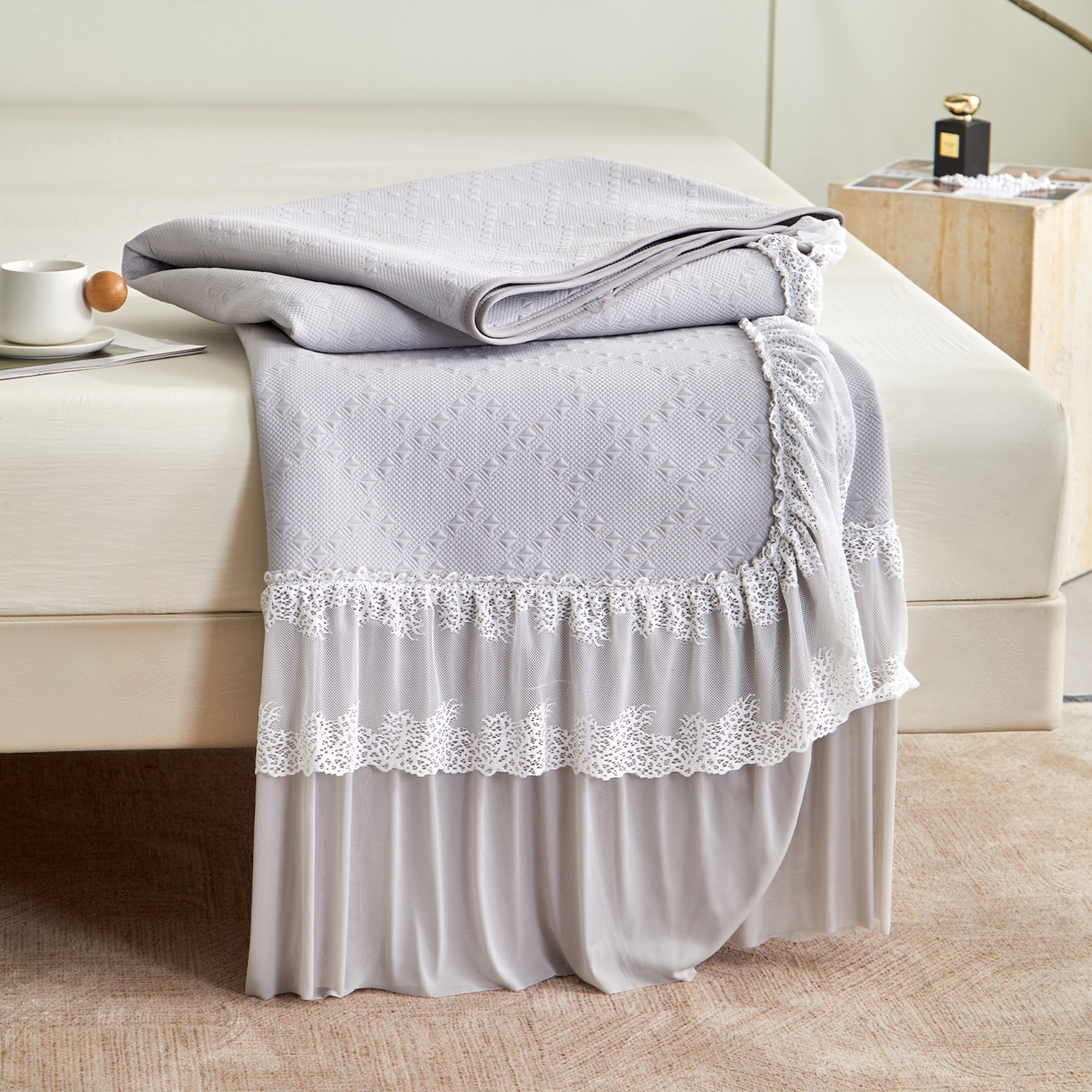 91家纺网 家纺一手货源 找家纺 瑞禾家纺 2026新款A类凉感豆豆床裙款凉席三件套-系列六 烟灰菱格