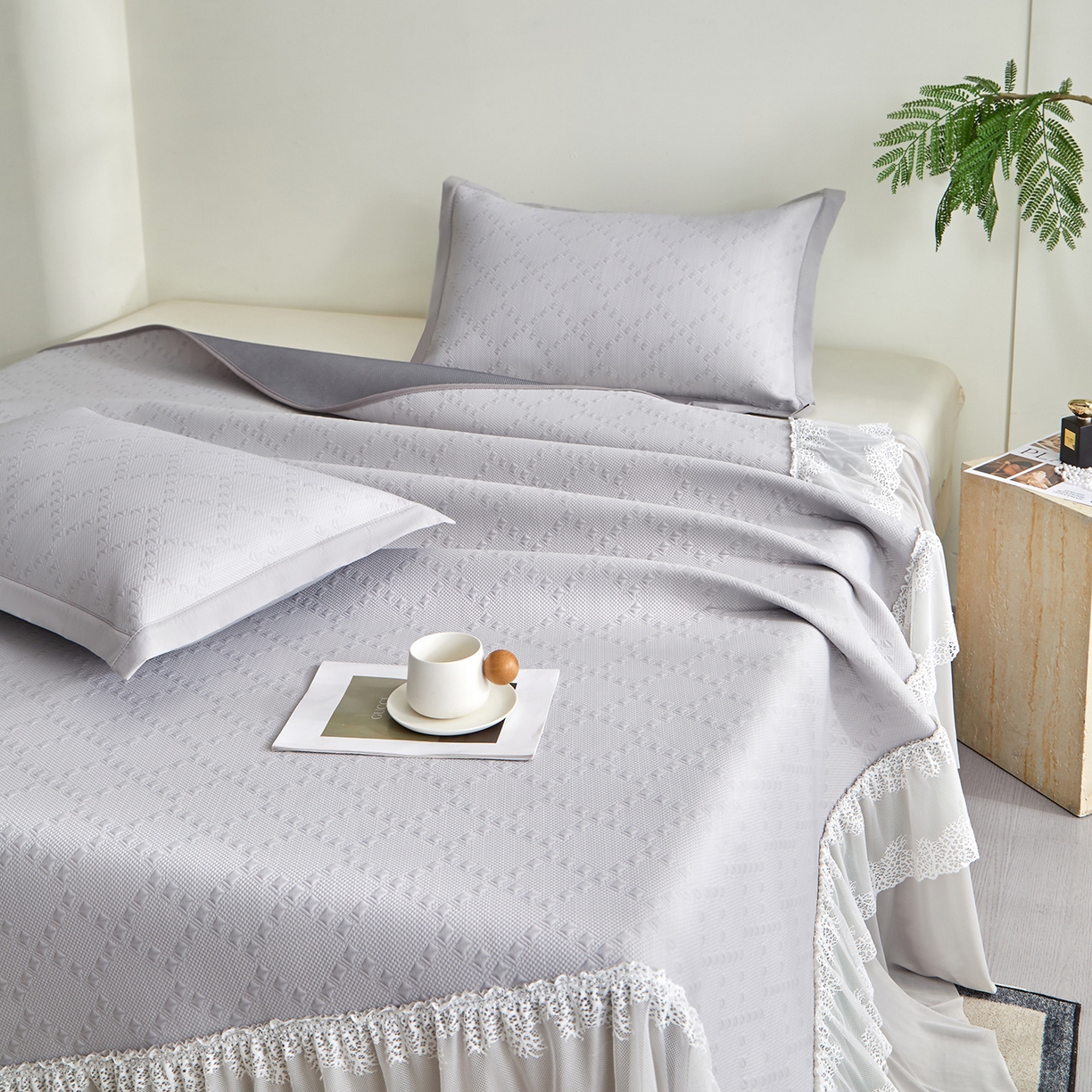 91家纺网 家纺一手货源 找家纺 瑞禾家纺 2026新款A类凉感豆豆床裙款凉席三件套-系列六 烟灰菱格