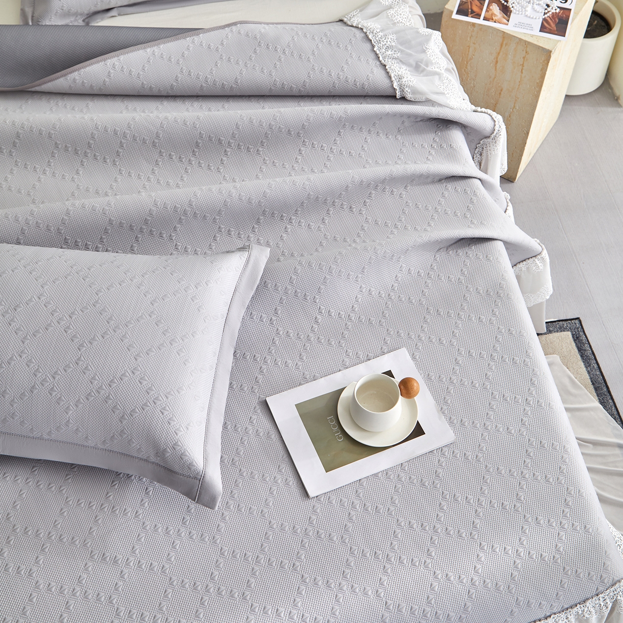 91家纺网 家纺一手货源 找家纺 瑞禾家纺 2026新款A类凉感豆豆床裙款凉席三件套-系列六 烟灰菱格