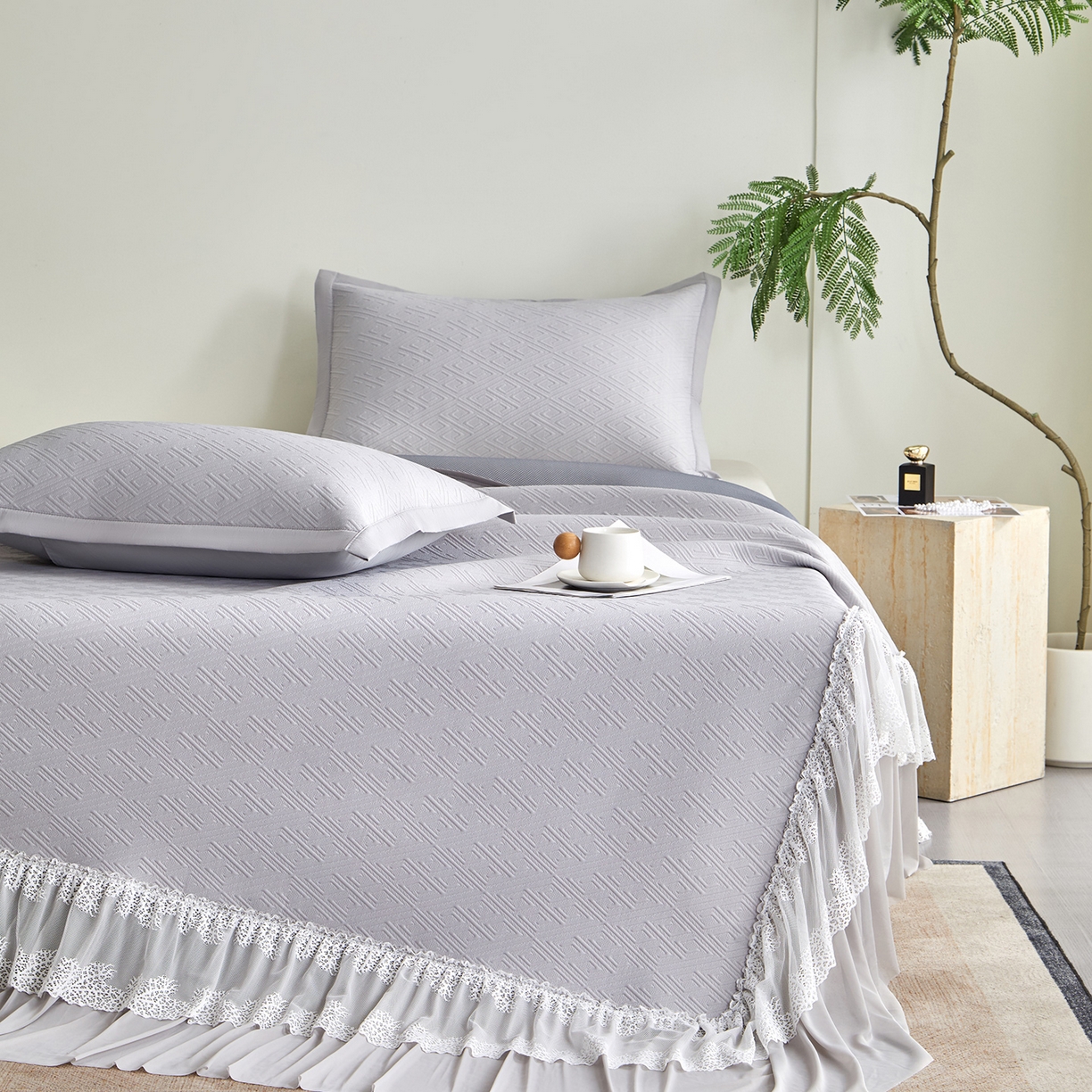 91家纺网 家纺一手货源 找家纺 瑞禾家纺 2026新款A类凉感豆豆床裙款凉席三件套-系列六 月灰回韵