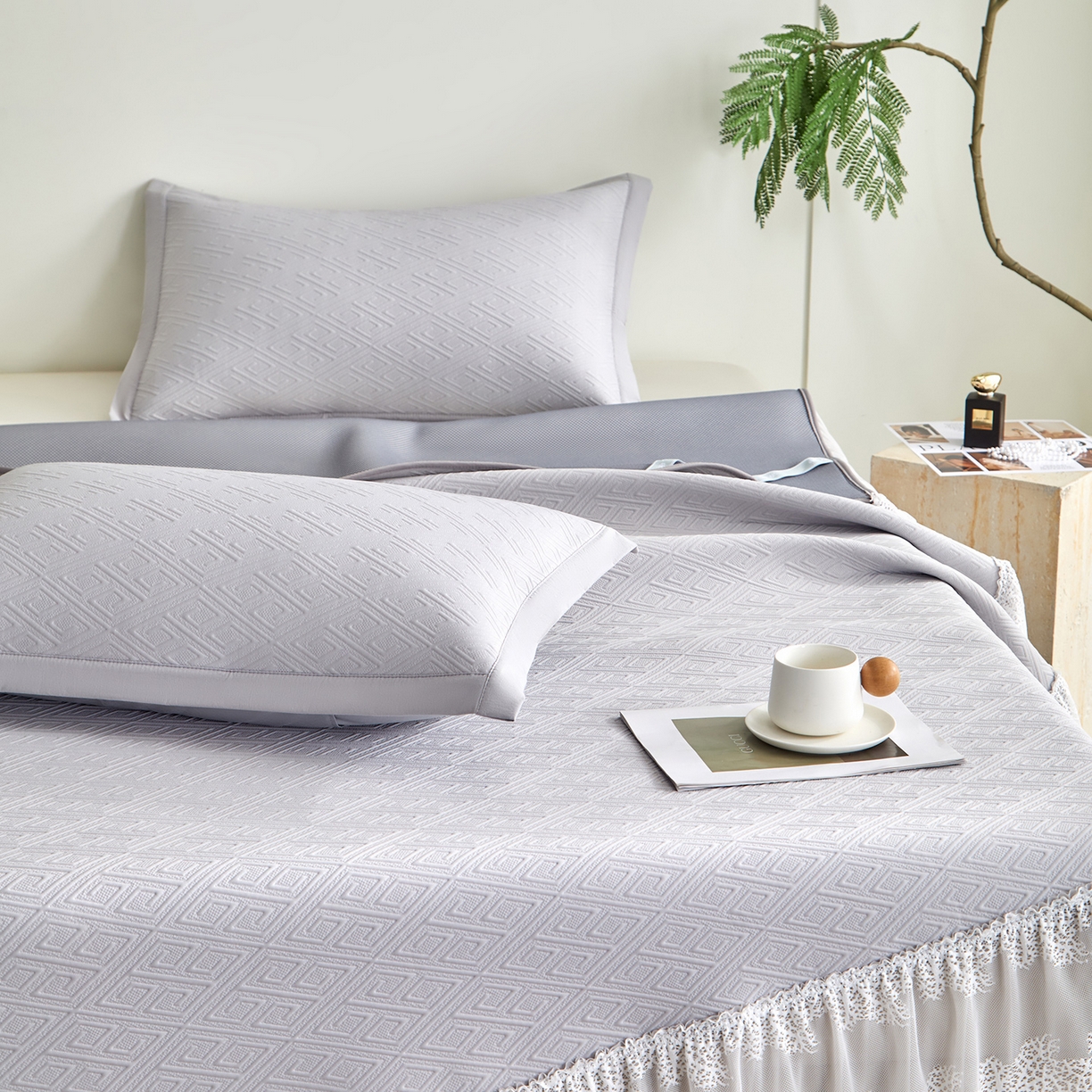 91家纺网 家纺一手货源 找家纺 瑞禾家纺 2026新款A类凉感豆豆床裙款凉席三件套-系列六 月灰回韵