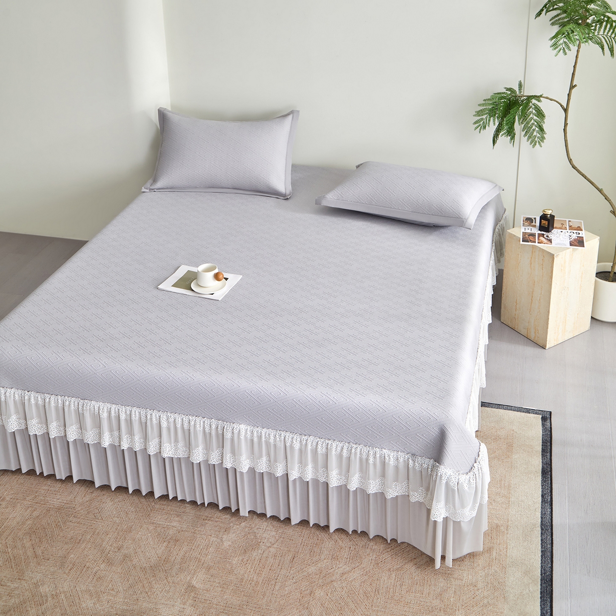 91家纺网 家纺一手货源 找家纺 瑞禾家纺 2026新款A类凉感豆豆床裙款凉席三件套-系列六 月灰回韵