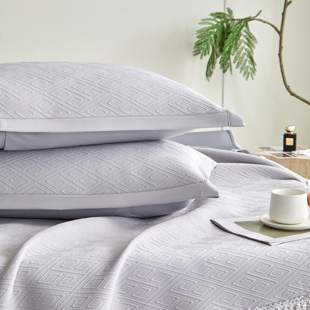 91家纺网 家纺一手货源 找家纺 瑞禾家纺 2026新款A类凉感豆豆床裙款凉席三件套-系列六 月灰回韵