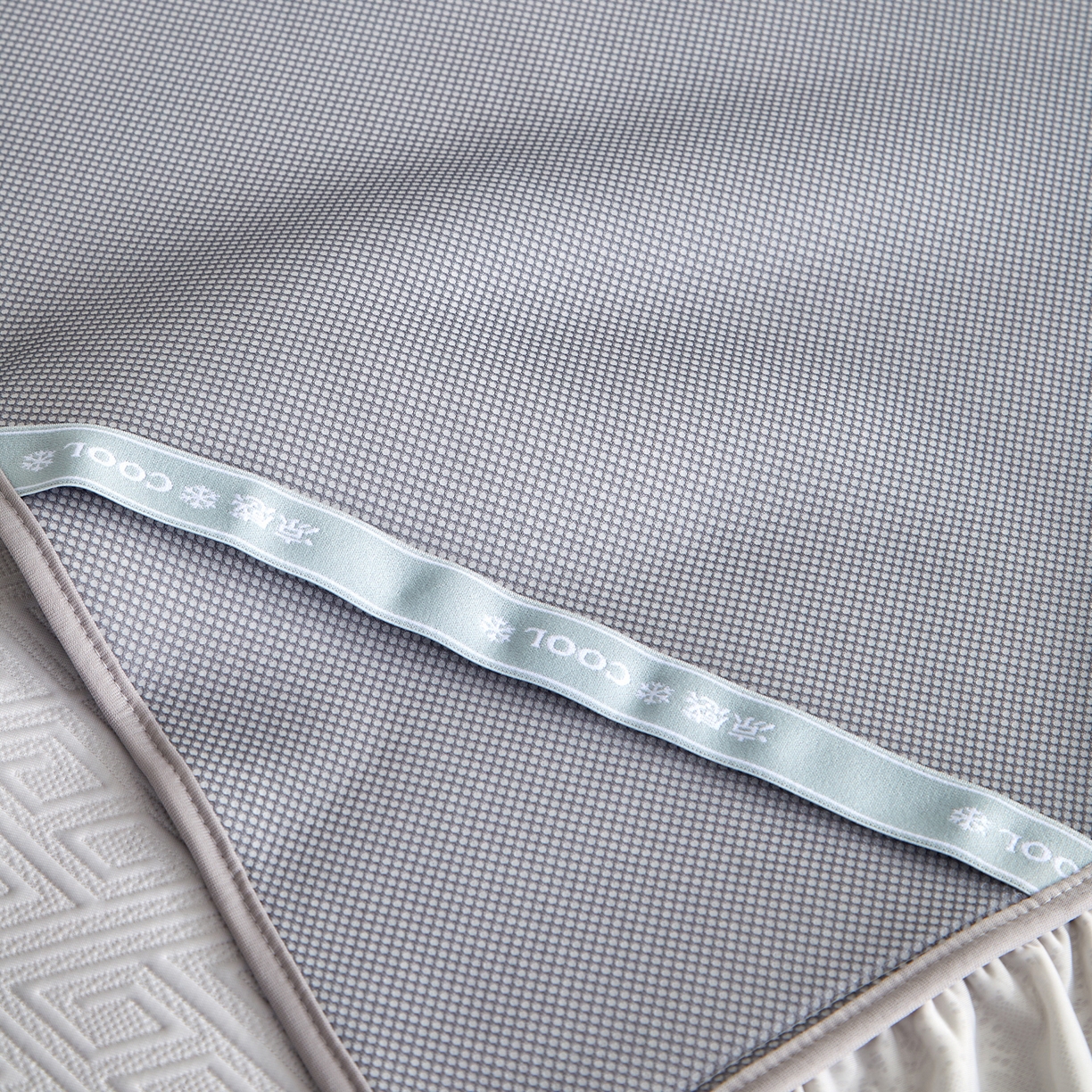 91家纺网 家纺一手货源 找家纺 瑞禾家纺 2026新款A类凉感豆豆床裙款凉席三件套-系列六 月灰回韵