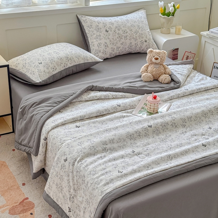 91家纺网 家纺一手货源 找家纺 优卡迪家纺馆 2026春夏新款针织棉双层纱夏被夏凉被空调被四件套【下载文件夹包含买家秀】 梦蝶