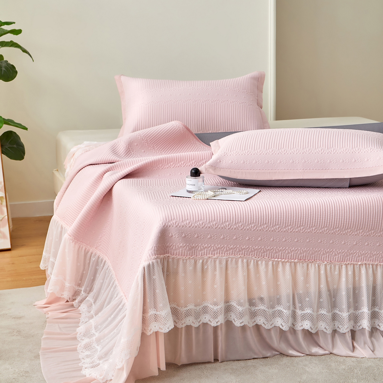 91家纺网 家纺一手货源 找家纺 瑞禾家纺 2026新款A类凉感豆豆床裙款凉席三件套-系列五 樱粉绮梦