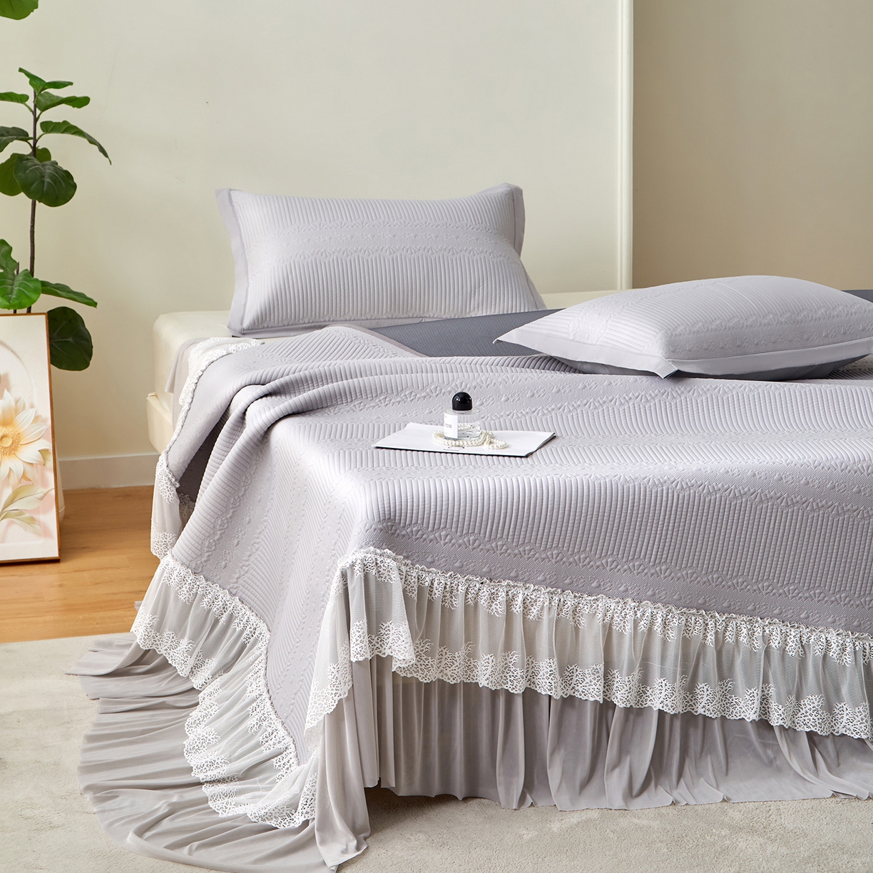 91家纺网 家纺一手货源 找家纺 瑞禾家纺 2026新款A类凉感豆豆床裙款凉席三件套-系列五 月灰绮梦