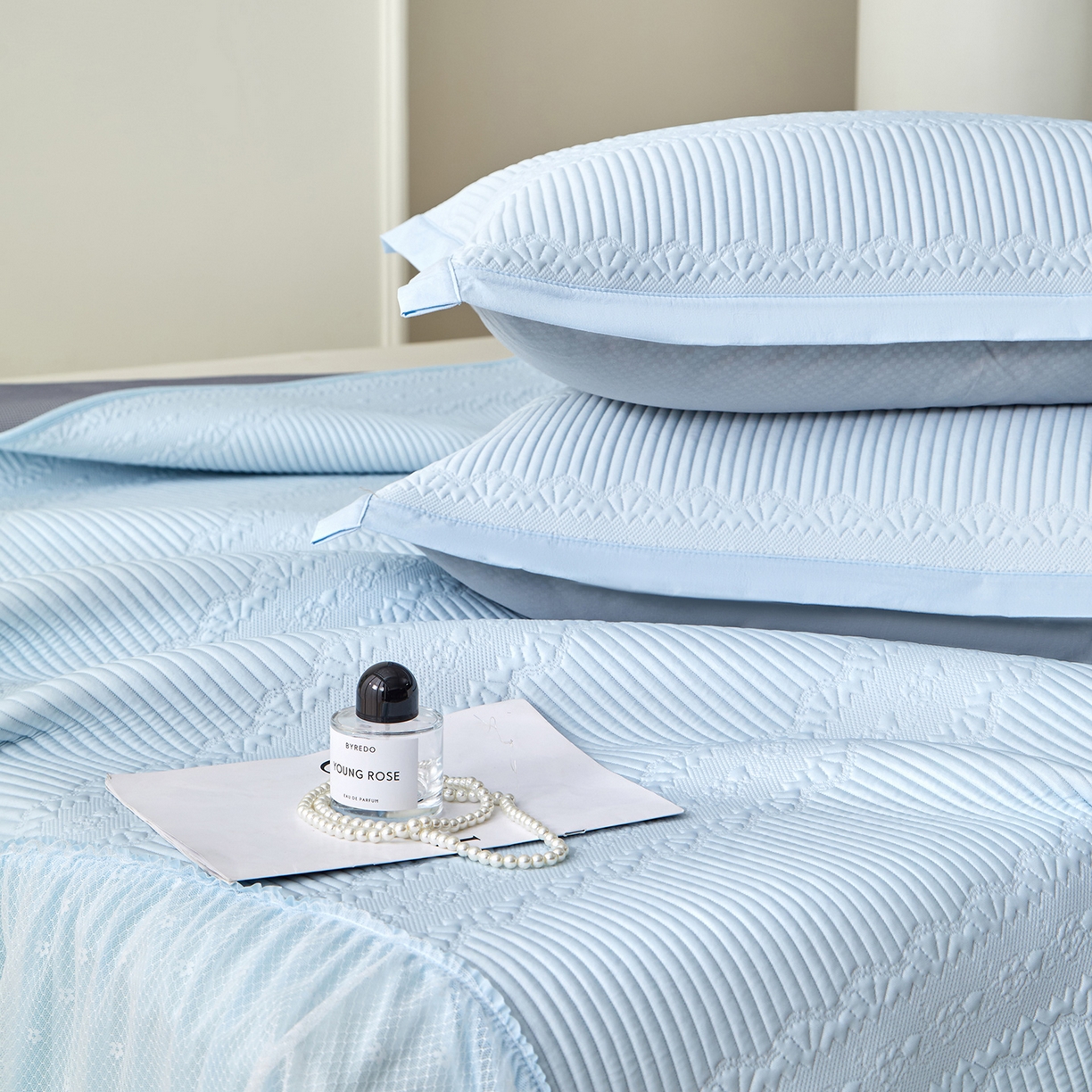 91家纺网 家纺一手货源 找家纺 瑞禾家纺 2026新款A类凉感豆豆床裙款凉席三件套-系列五 冰蓝绮梦