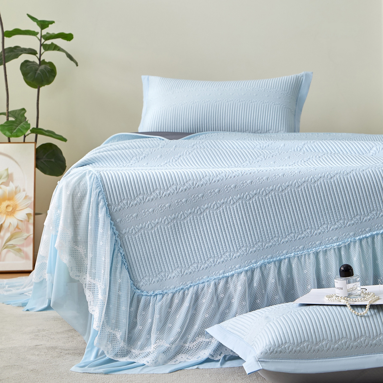 91家纺网 家纺一手货源 找家纺 瑞禾家纺 2026新款A类凉感豆豆床裙款凉席三件套-系列五 冰蓝绮梦