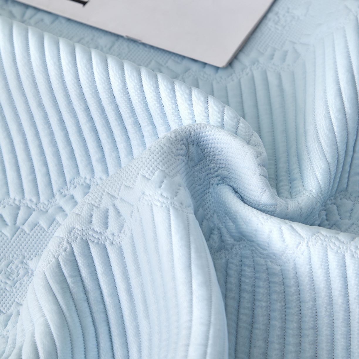 91家纺网 家纺一手货源 找家纺 瑞禾家纺 2026新款A类凉感豆豆床裙款凉席三件套-系列五 冰蓝绮梦