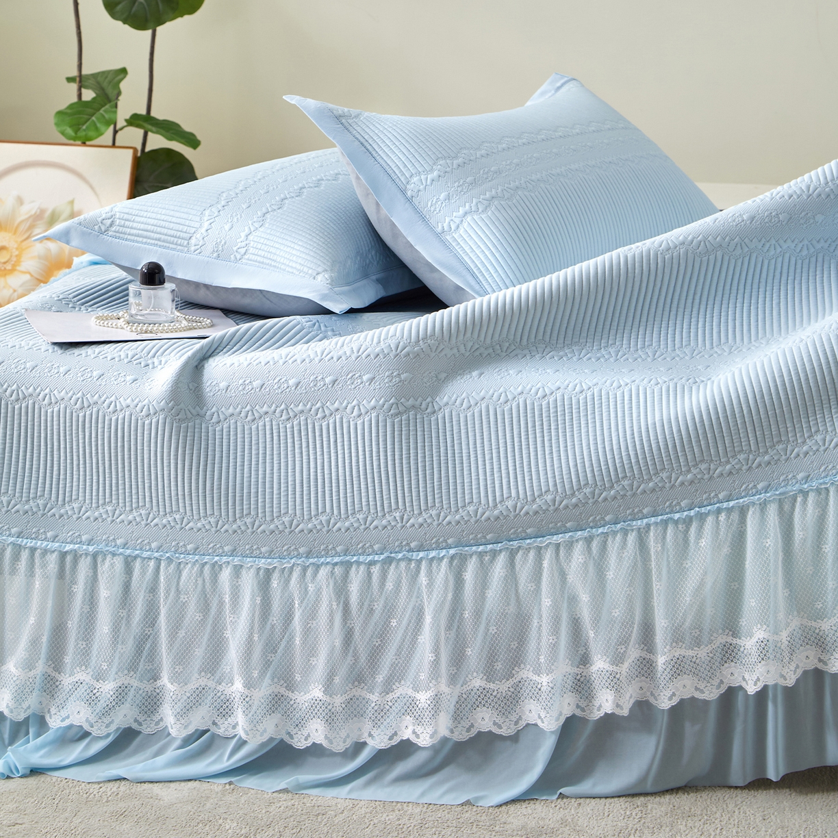 91家纺网 家纺一手货源 找家纺 瑞禾家纺 2026新款A类凉感豆豆床裙款凉席三件套-系列五 冰蓝绮梦