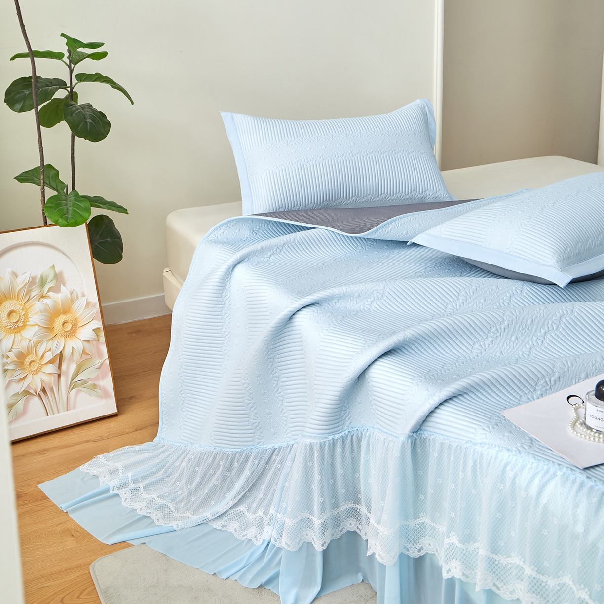 91家纺网 家纺一手货源 找家纺 瑞禾家纺 2026新款A类凉感豆豆床裙款凉席三件套-系列五 冰蓝绮梦