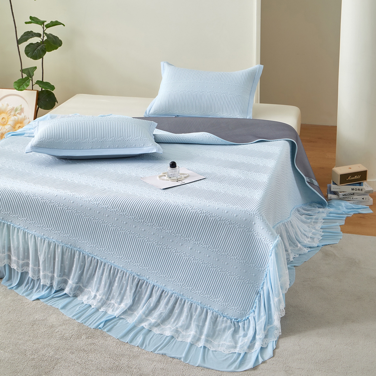 91家纺网 家纺一手货源 找家纺 瑞禾家纺 2026新款A类凉感豆豆床裙款凉席三件套-系列五 冰蓝绮梦