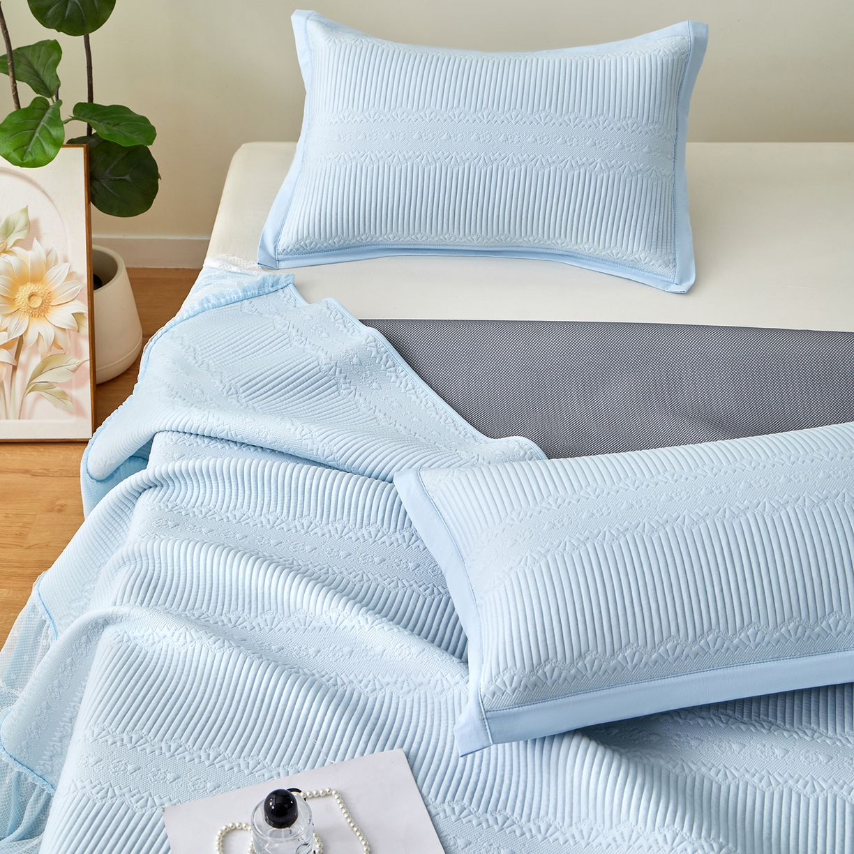 91家纺网 家纺一手货源 找家纺 瑞禾家纺 2026新款A类凉感豆豆床裙款凉席三件套-系列五 冰蓝绮梦