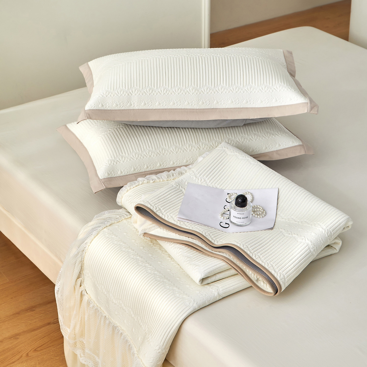 91家纺网 家纺一手货源 找家纺 瑞禾家纺 2026新款A类凉感豆豆床裙款凉席三件套-系列五 奶白绮梦