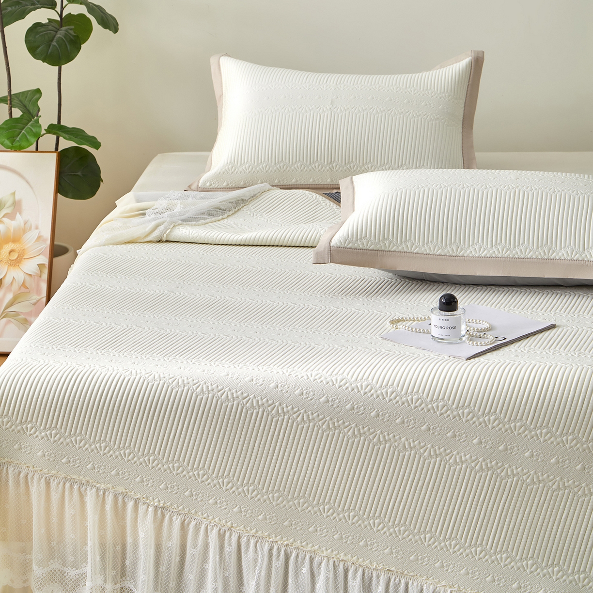 91家纺网 家纺一手货源 找家纺 瑞禾家纺 2026新款A类凉感豆豆床裙款凉席三件套-系列五 奶白绮梦