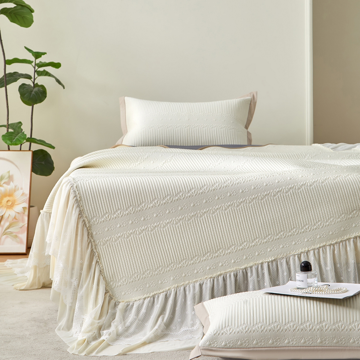 91家纺网 家纺一手货源 找家纺 瑞禾家纺 2026新款A类凉感豆豆床裙款凉席三件套-系列五 奶白绮梦