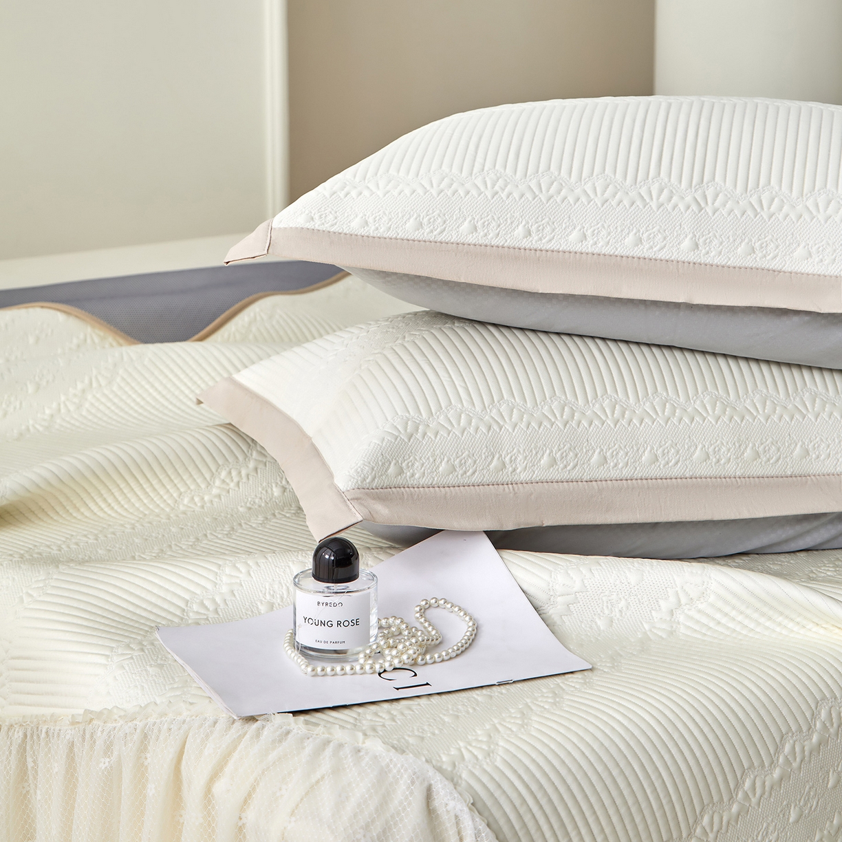 91家纺网 家纺一手货源 找家纺 瑞禾家纺 2026新款A类凉感豆豆床裙款凉席三件套-系列五 奶白绮梦