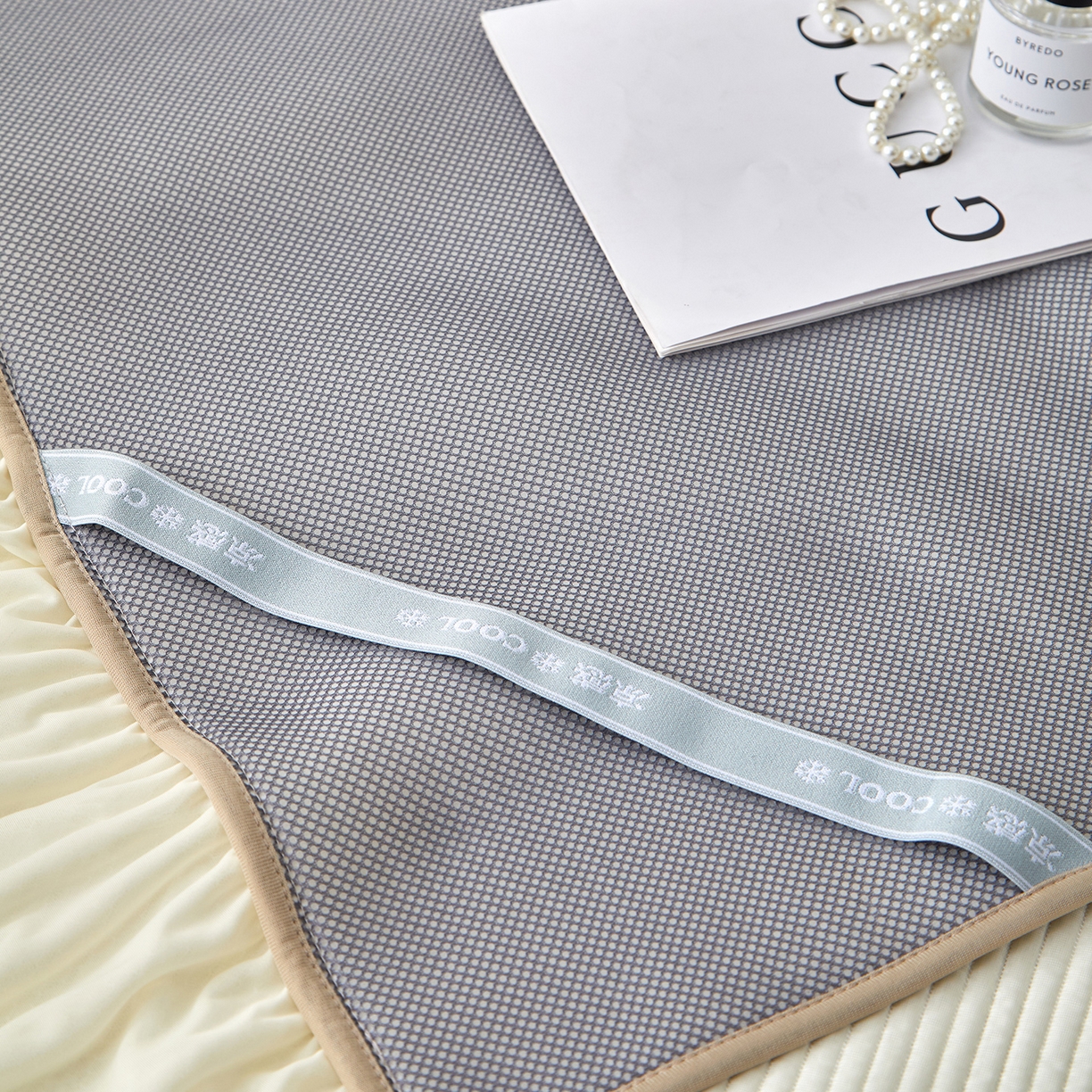 91家纺网 家纺一手货源 找家纺 瑞禾家纺 2026新款A类凉感豆豆床裙款凉席三件套-系列五 奶白绮梦