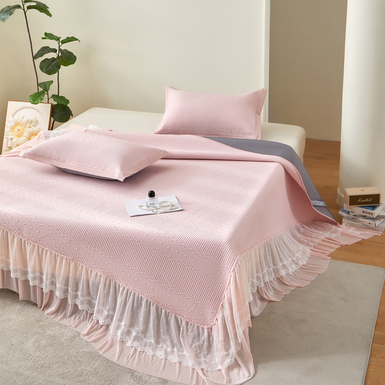 91家纺网 家纺一手货源 找家纺 瑞禾家纺 2026新款A类凉感豆豆床裙款凉席三件套-系列五 樱粉绮梦