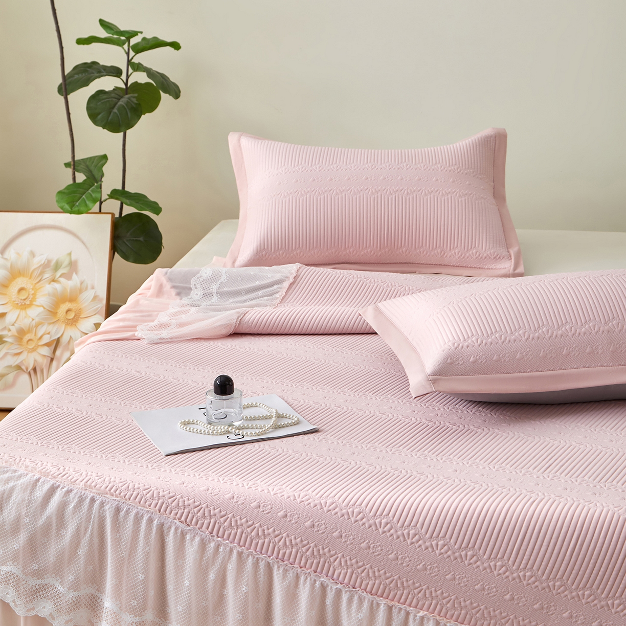 91家纺网 家纺一手货源 找家纺 瑞禾家纺 2026新款A类凉感豆豆床裙款凉席三件套-系列五 樱粉绮梦