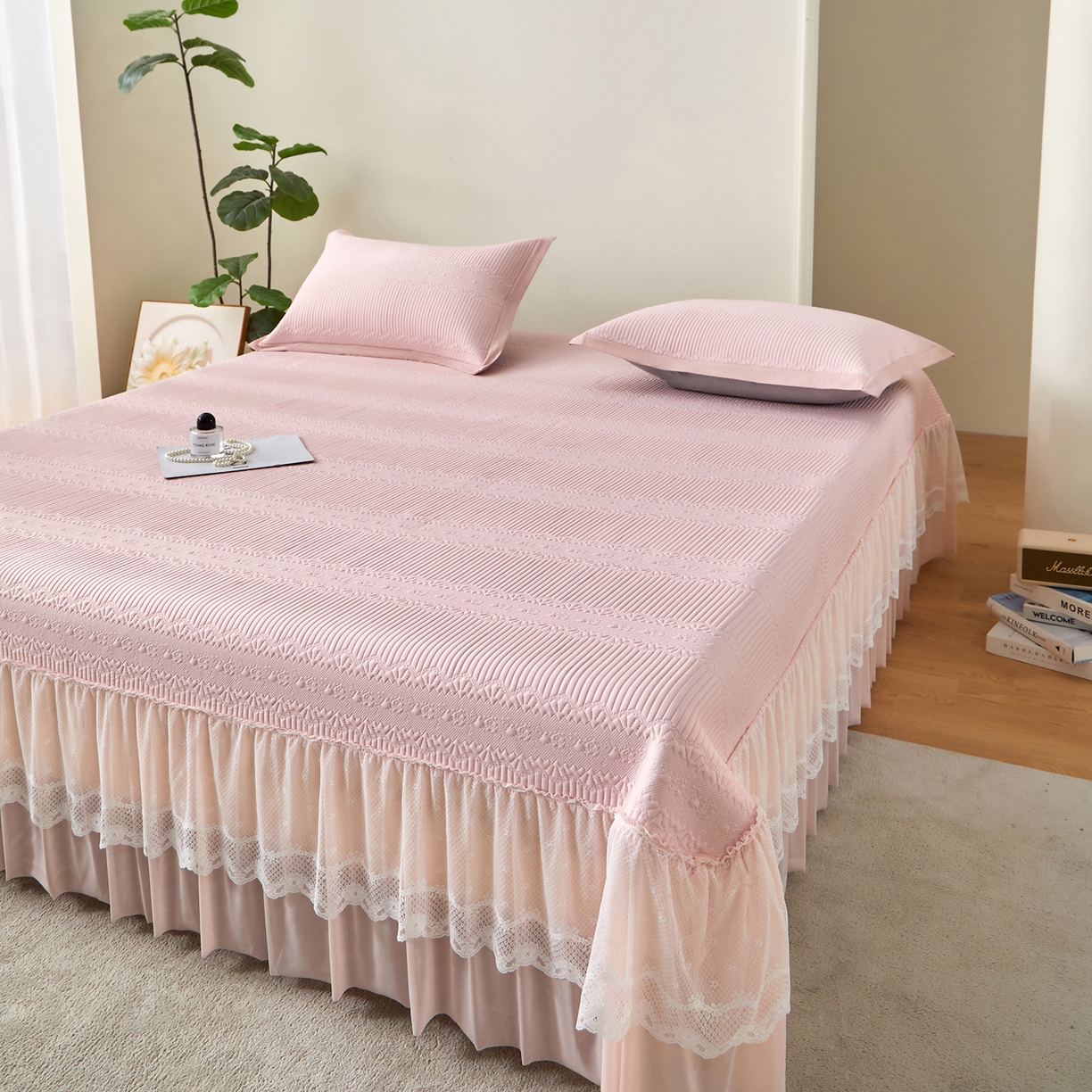 91家纺网 家纺一手货源 找家纺 瑞禾家纺 2026新款A类凉感豆豆床裙款凉席三件套-系列五 樱粉绮梦