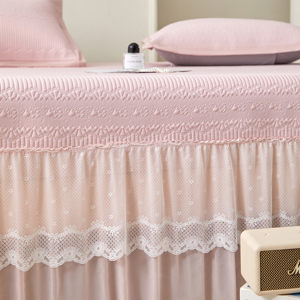 91家纺网 家纺一手货源 找家纺 瑞禾家纺 2026新款A类凉感豆豆床裙款凉席三件套-系列五 樱粉绮梦