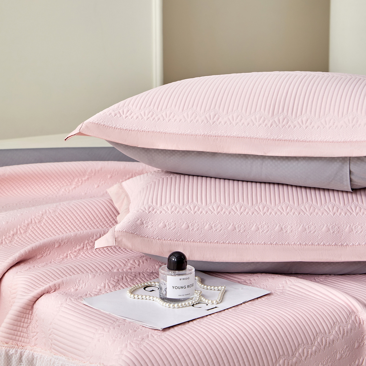 91家纺网 家纺一手货源 找家纺 瑞禾家纺 2026新款A类凉感豆豆床裙款凉席三件套-系列五 樱粉绮梦