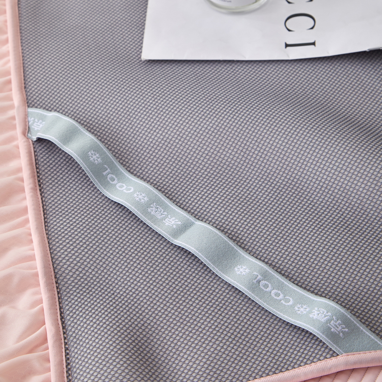 91家纺网 家纺一手货源 找家纺 瑞禾家纺 2026新款A类凉感豆豆床裙款凉席三件套-系列五 樱粉绮梦