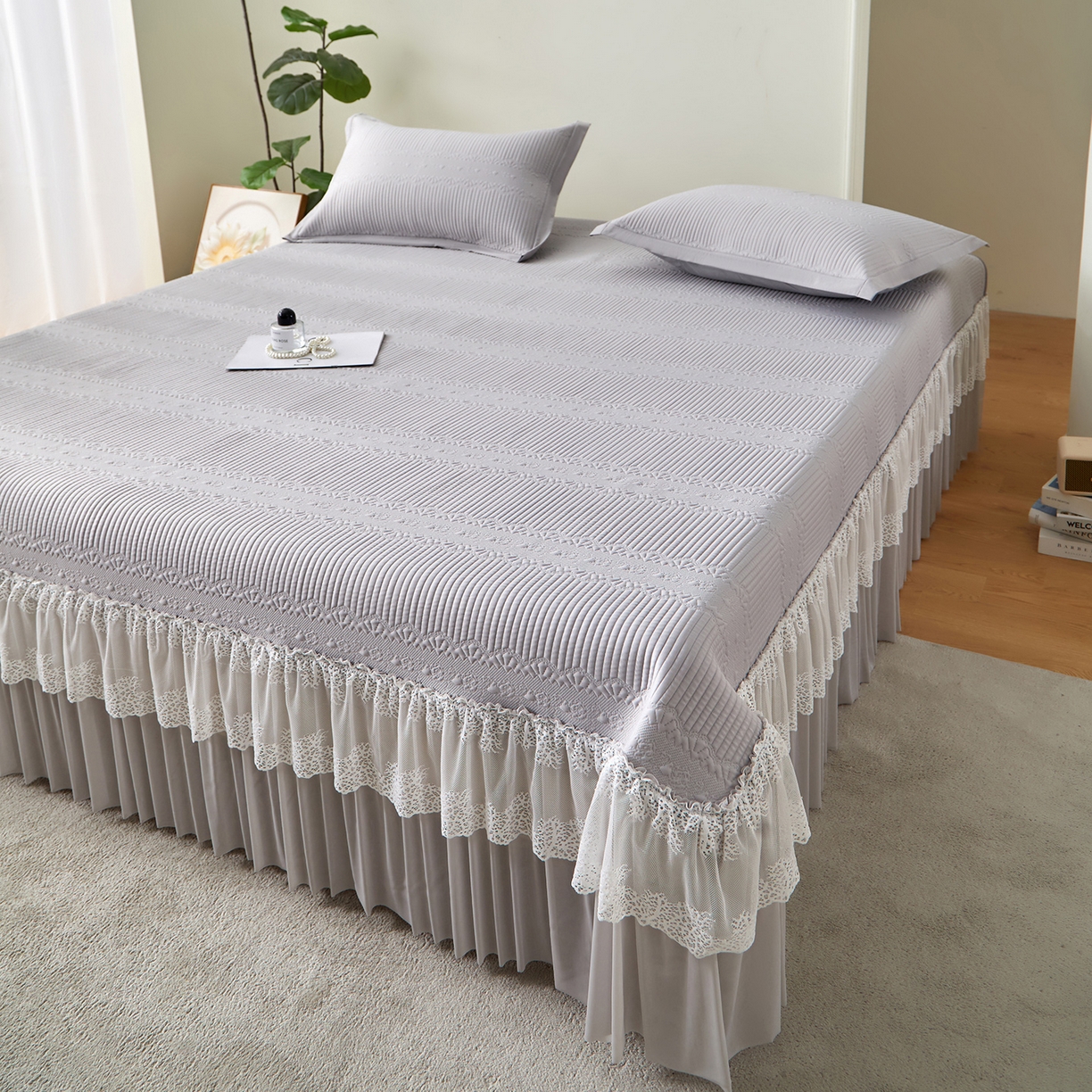 91家纺网 家纺一手货源 找家纺 瑞禾家纺 2026新款A类凉感豆豆床裙款凉席三件套-系列五 月灰绮梦