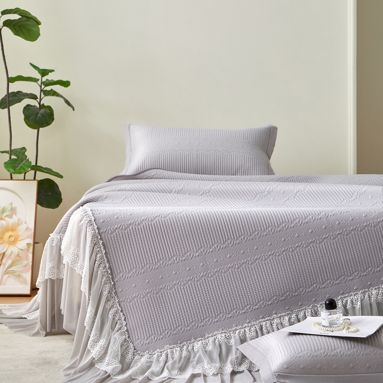 91家纺网 家纺一手货源 找家纺 瑞禾家纺 2026新款A类凉感豆豆床裙款凉席三件套-系列五 月灰绮梦