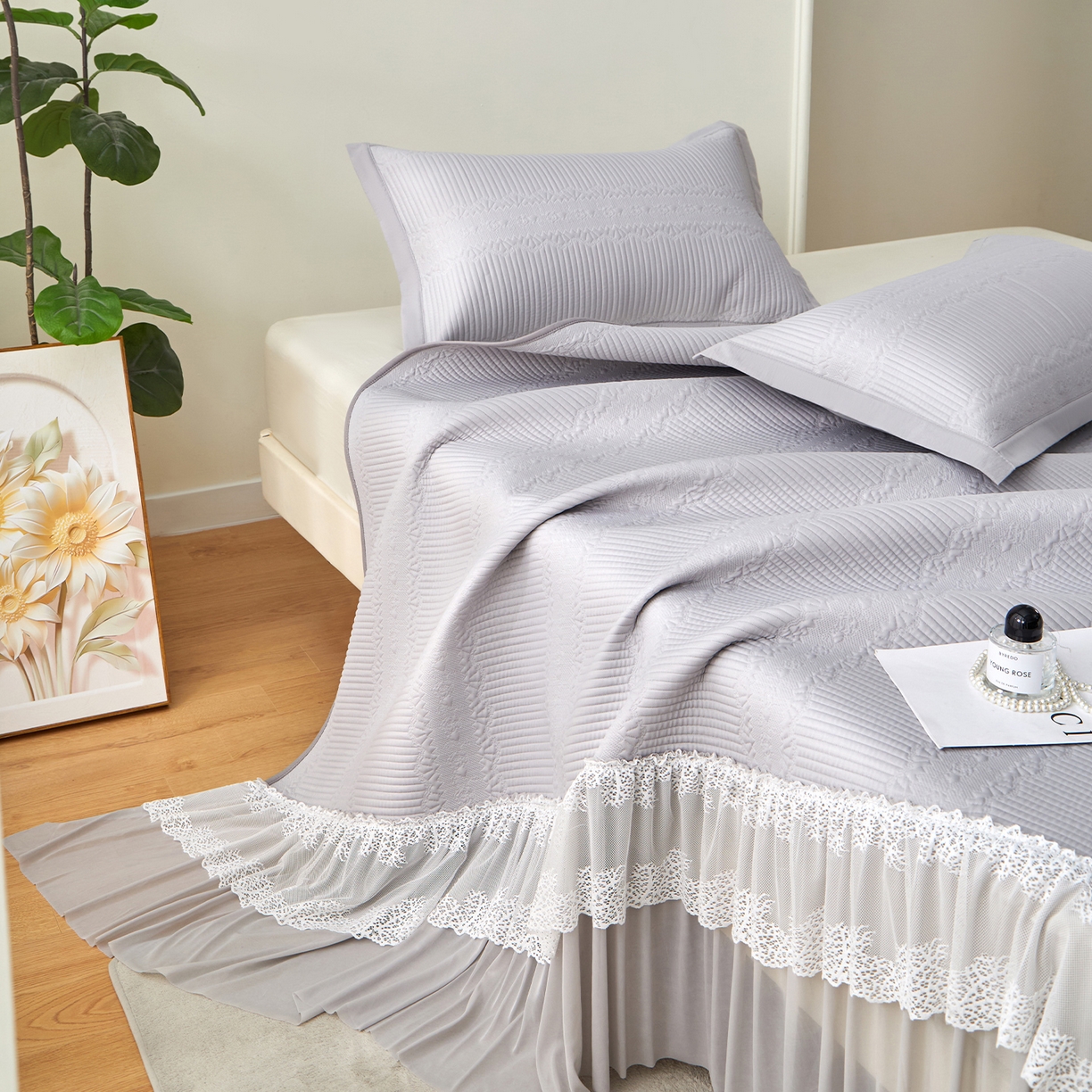 91家纺网 家纺一手货源 找家纺 瑞禾家纺 2026新款A类凉感豆豆床裙款凉席三件套-系列五 月灰绮梦