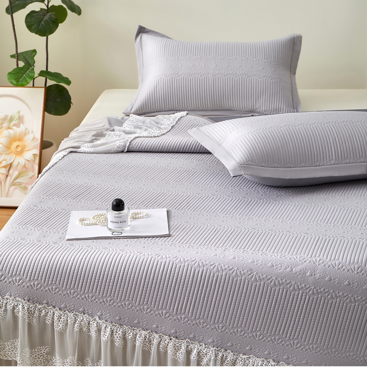 91家纺网 家纺一手货源 找家纺 瑞禾家纺 2026新款A类凉感豆豆床裙款凉席三件套-系列五 月灰绮梦