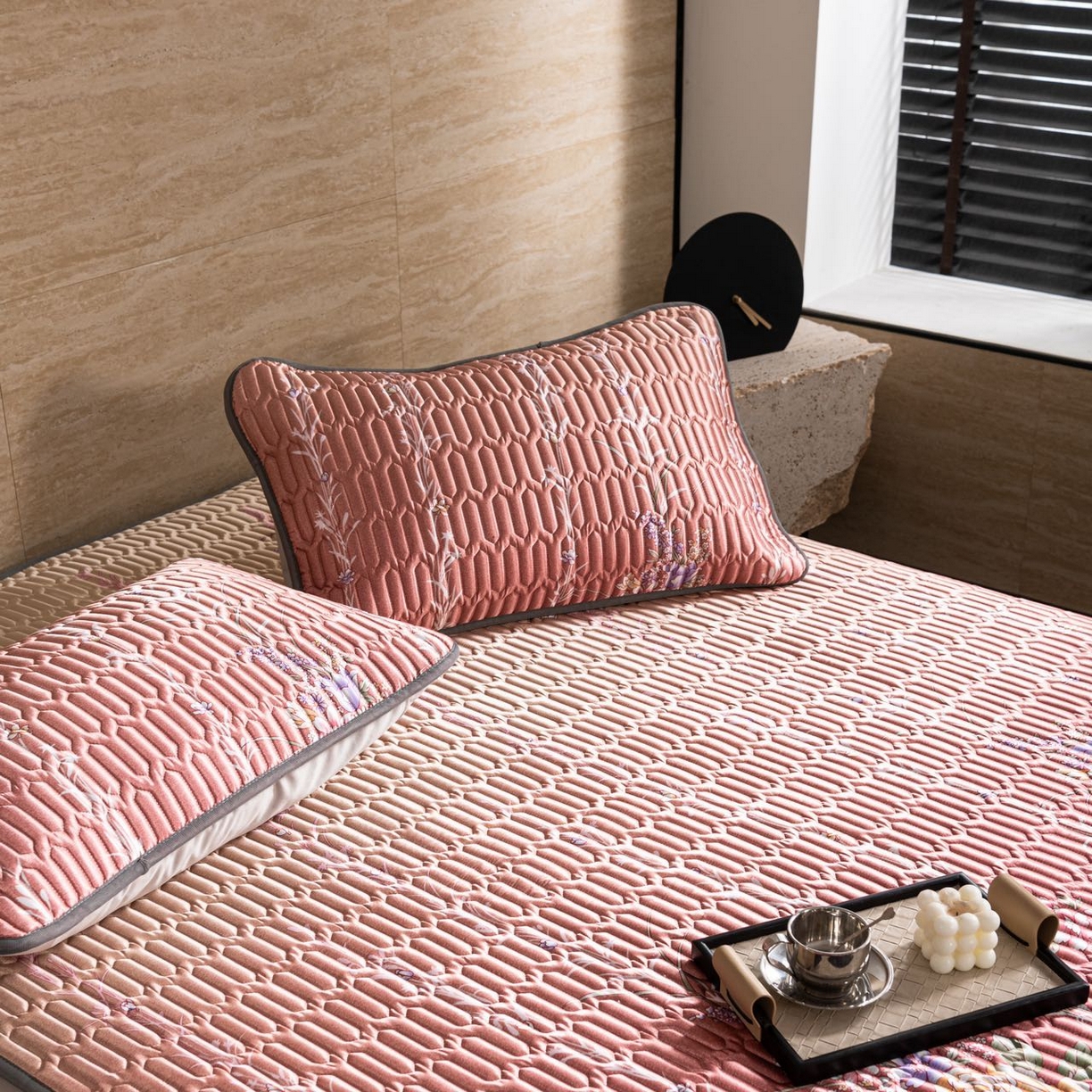 91家纺网 家纺一手货源 找家纺 yyds网供 2026新款9mm加厚艾草冰皮锦氨凉感乳胶席三件套空调水洗软席夏季凉席席子凉席 牡丹粉