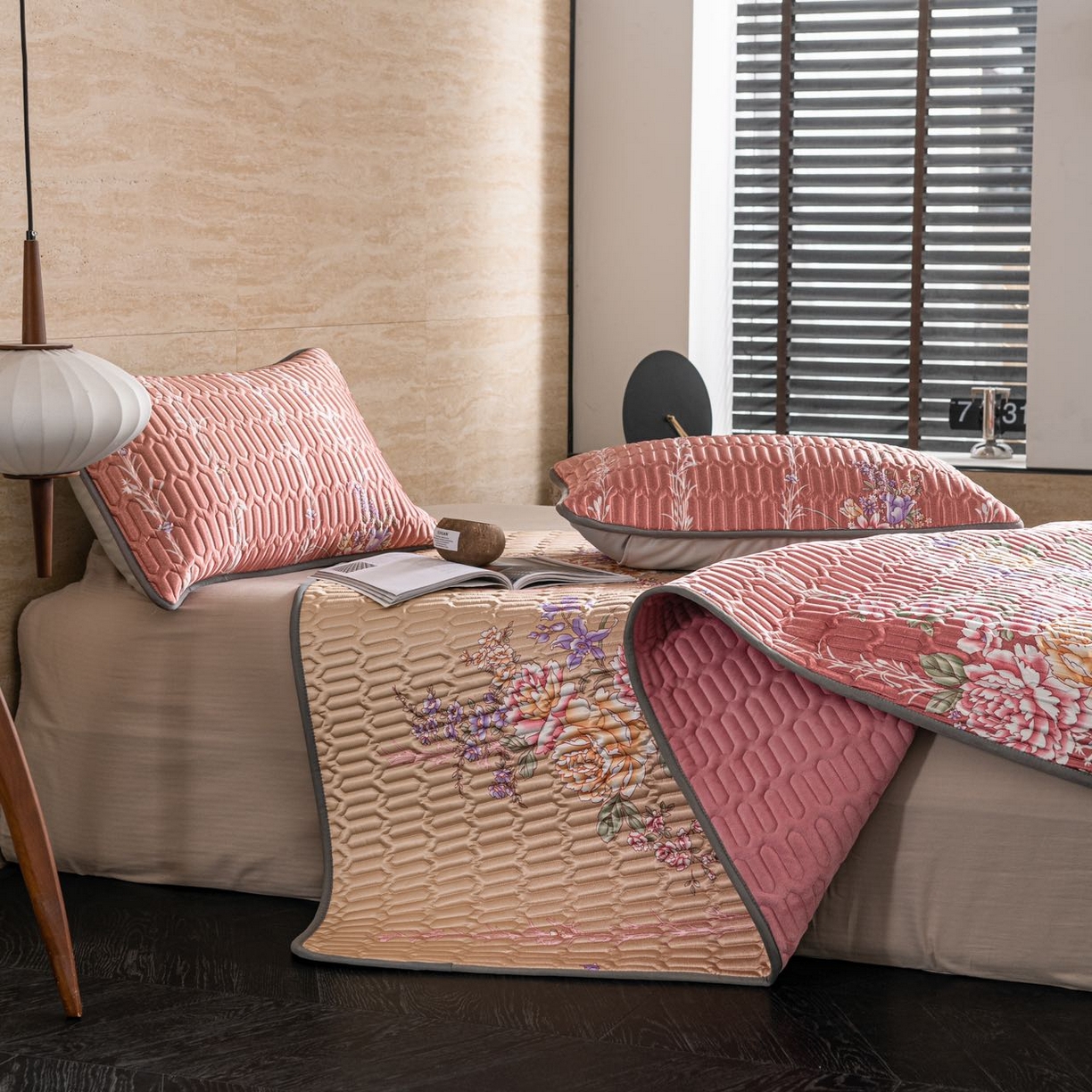 91家纺网 家纺一手货源 找家纺 yyds网供 2026新款9mm加厚艾草冰皮锦氨凉感乳胶席三件套空调水洗软席夏季凉席席子凉席 牡丹粉