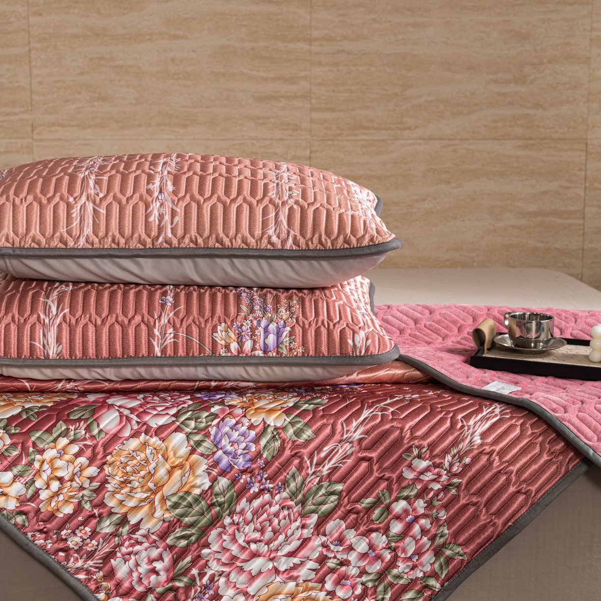 91家纺网 家纺一手货源 找家纺 yyds网供 2026新款9mm加厚艾草冰皮锦氨凉感乳胶席三件套空调水洗软席夏季凉席席子凉席 牡丹粉