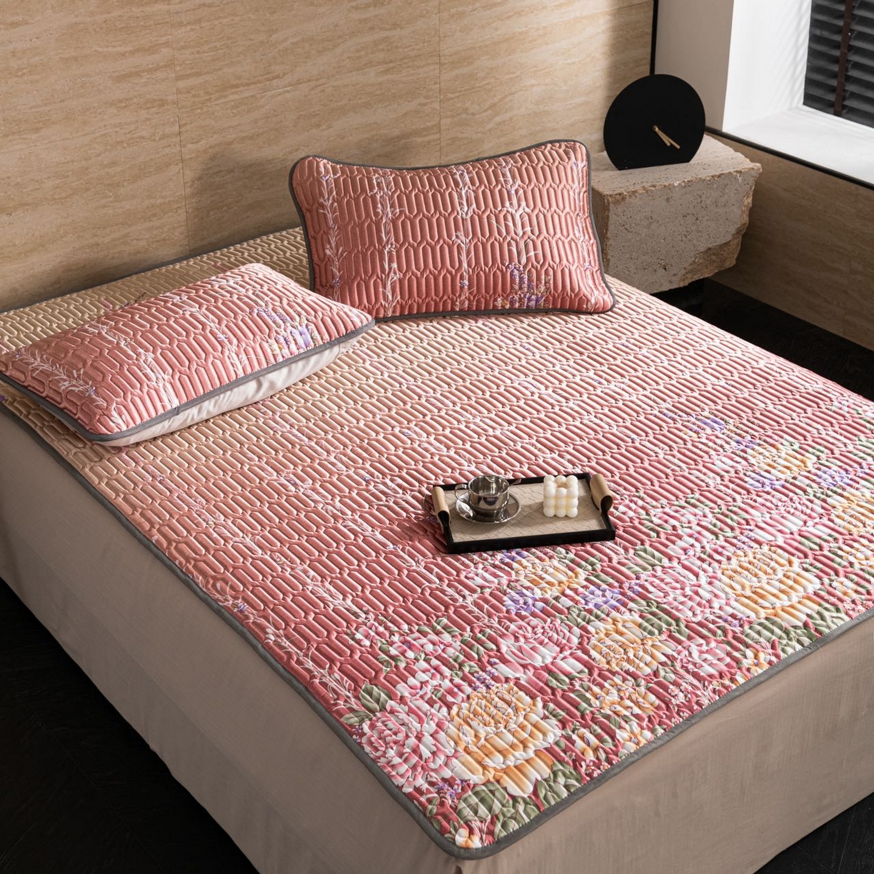 91家纺网 家纺一手货源 找家纺 yyds网供 2026新款9mm加厚艾草冰皮锦氨凉感乳胶席三件套空调水洗软席夏季凉席席子凉席 牡丹粉