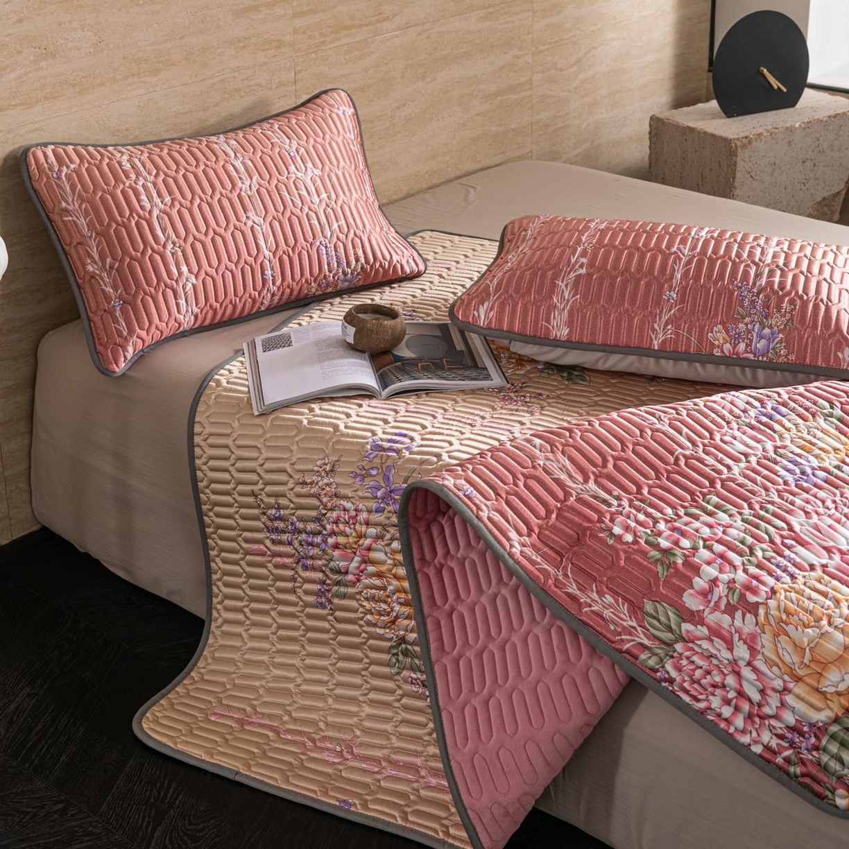 91家纺网 家纺一手货源 找家纺 yyds网供 2026新款9mm加厚艾草冰皮锦氨凉感乳胶席三件套空调水洗软席夏季凉席席子凉席 牡丹粉