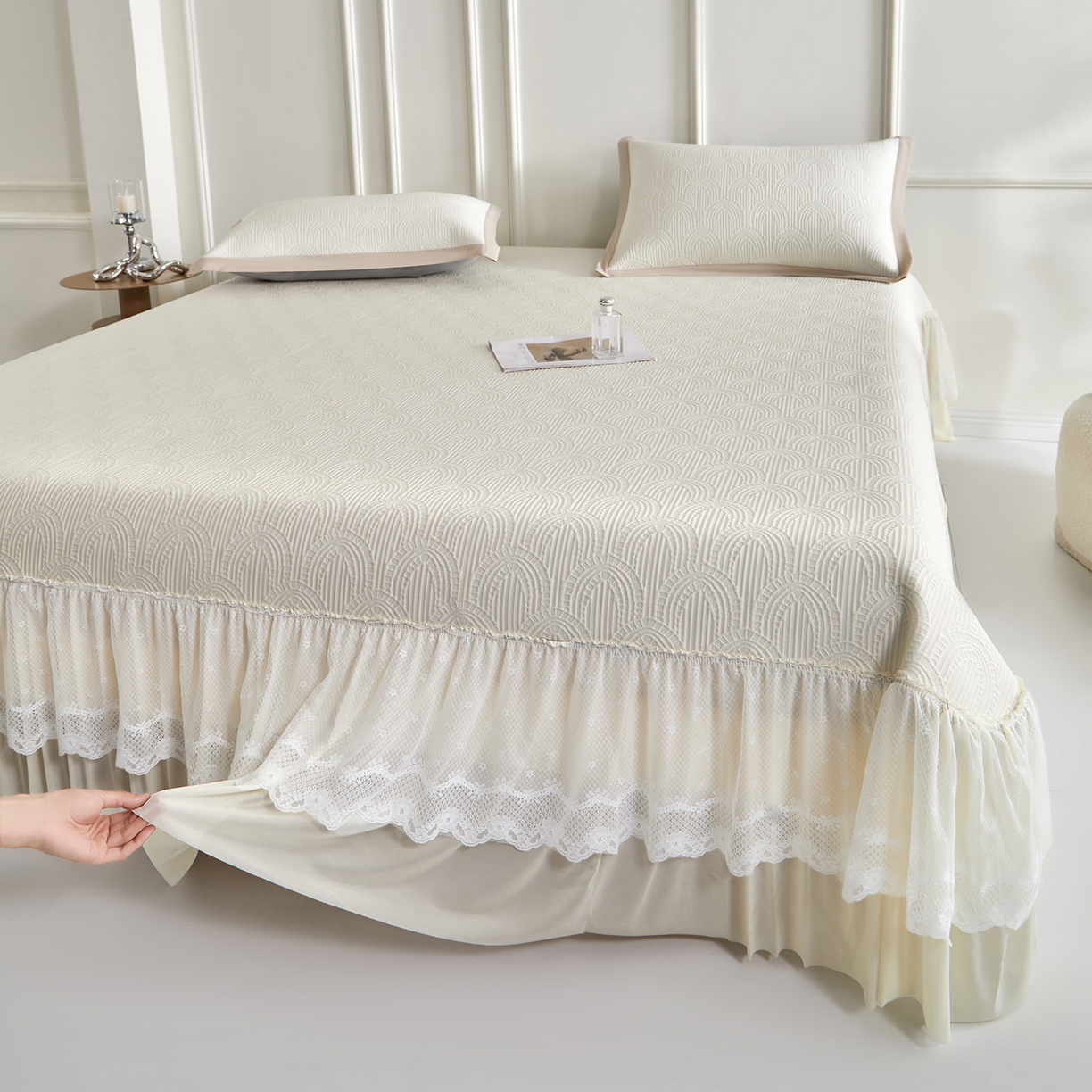 91家纺网 家纺一手货源 找家纺 瑞禾家纺 2026新款A类凉感豆豆床裙款凉席三件套-系列三 奶白浪影