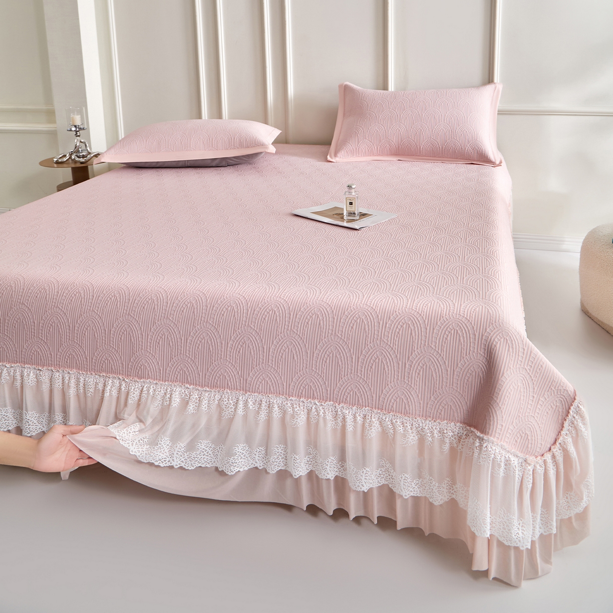 91家纺网 家纺一手货源 找家纺 瑞禾家纺 2026新款A类凉感豆豆床裙款凉席三件套-系列三 柔粉浪影