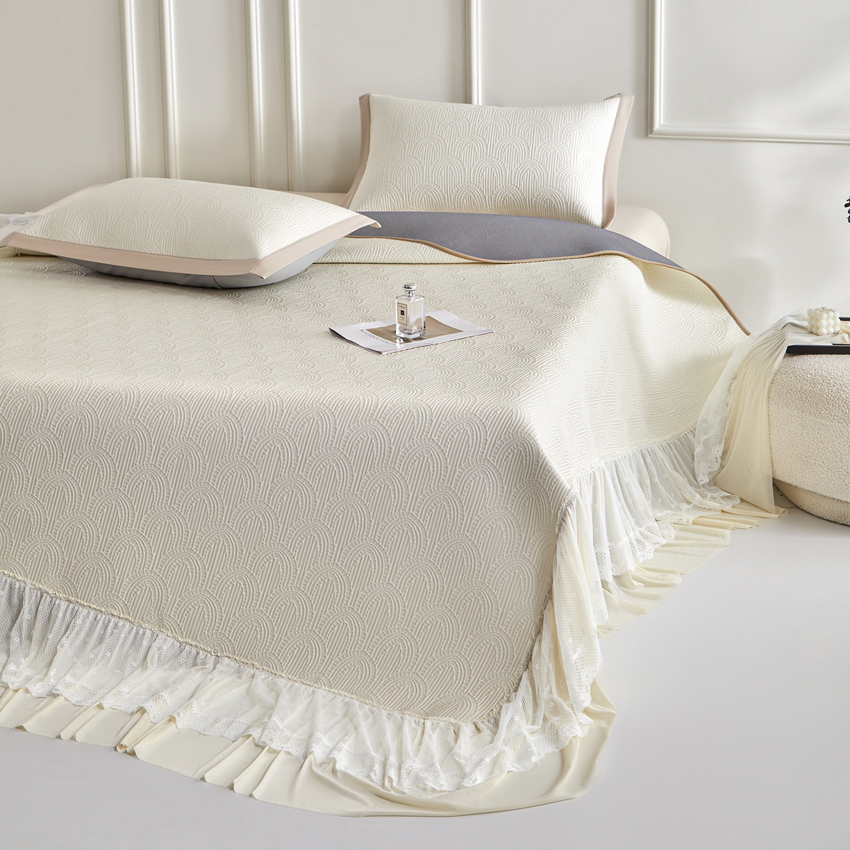 91家纺网 家纺一手货源 找家纺 瑞禾家纺 2026新款A类凉感豆豆床裙款凉席三件套-系列三 奶白浪影