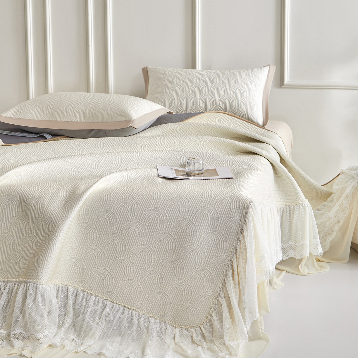 91家纺网 家纺一手货源 找家纺 瑞禾家纺 2026新款A类凉感豆豆床裙款凉席三件套-系列三 奶白浪影