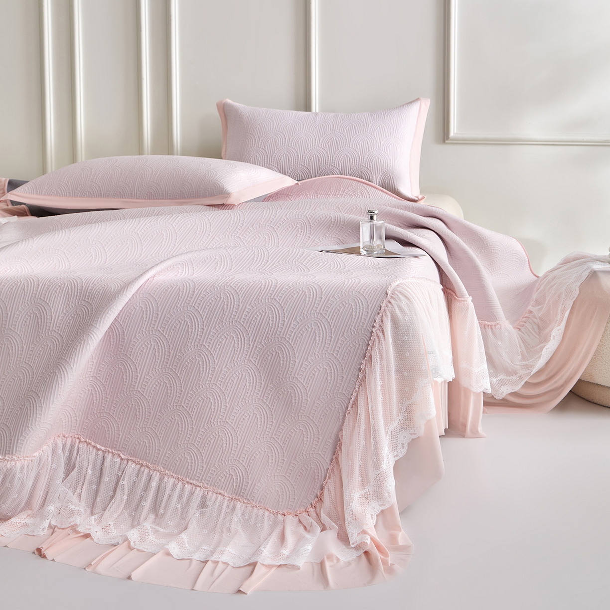 91家纺网 家纺一手货源 找家纺 瑞禾家纺 2026新款A类凉感豆豆床裙款凉席三件套-系列三 浅粉浪影