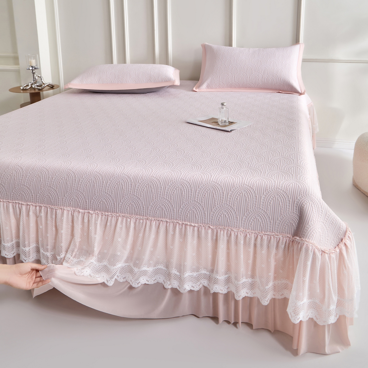 91家纺网 家纺一手货源 找家纺 瑞禾家纺 2026新款A类凉感豆豆床裙款凉席三件套-系列三 浅粉浪影